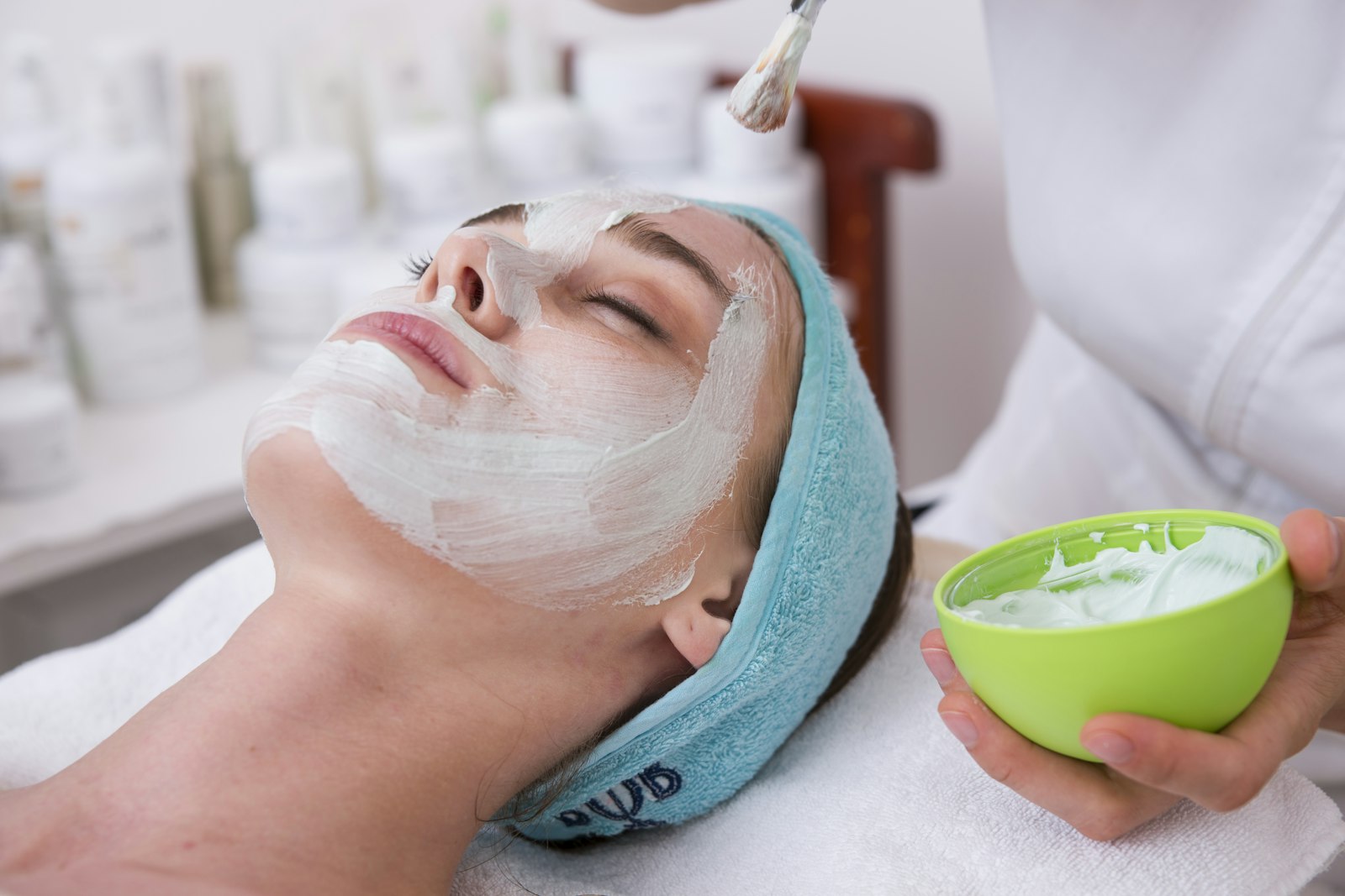 Aplicación de máscara facial con pincel
